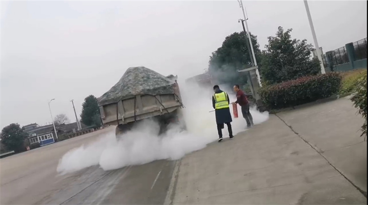 雅眉樂(lè)公司夾江南收費(fèi)站快速處置貨車自然1.jpg