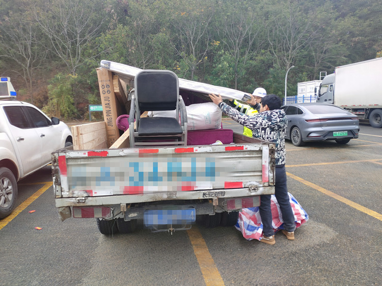 20250205熱心尋找貨物失主，彰顯渝蓉溫情服務(wù) (3)_副本.jpg